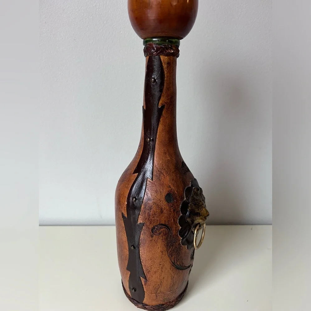 Vintage Italian Leather Wrapped Old World MCM Lions Head Bottle Decanter - Picture 3 of 8